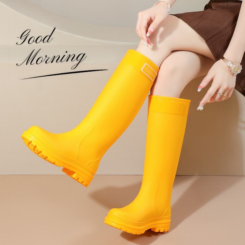 Yellow non-slip kitchen work boot suitable for commercial food prep